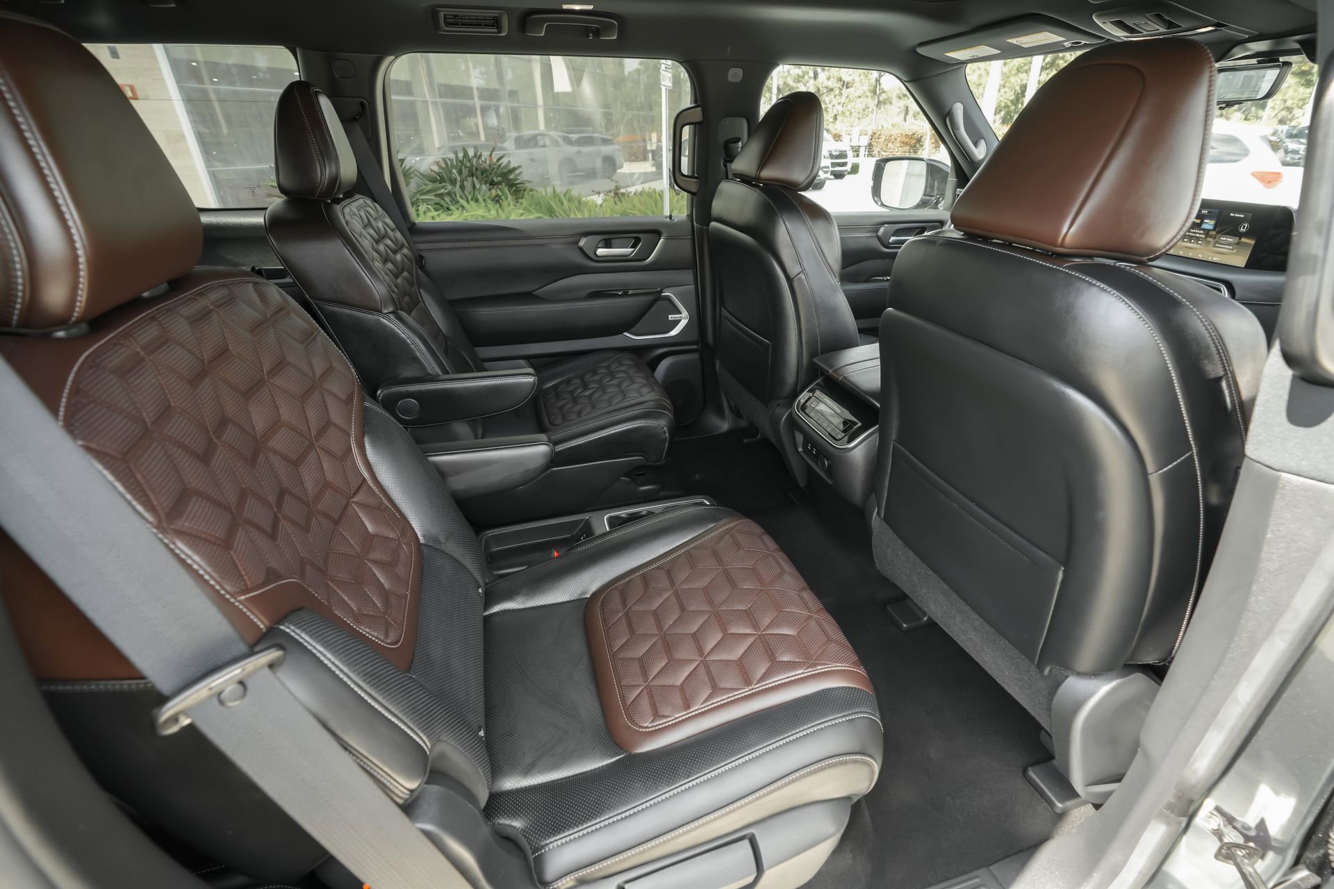 Used 2025 Nissan Armada Platinum image 36