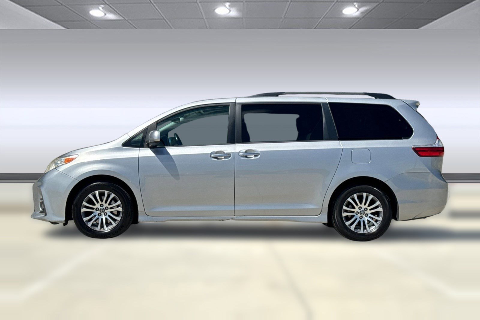 Used 2018 Toyota Sienna XLE FWD image 2