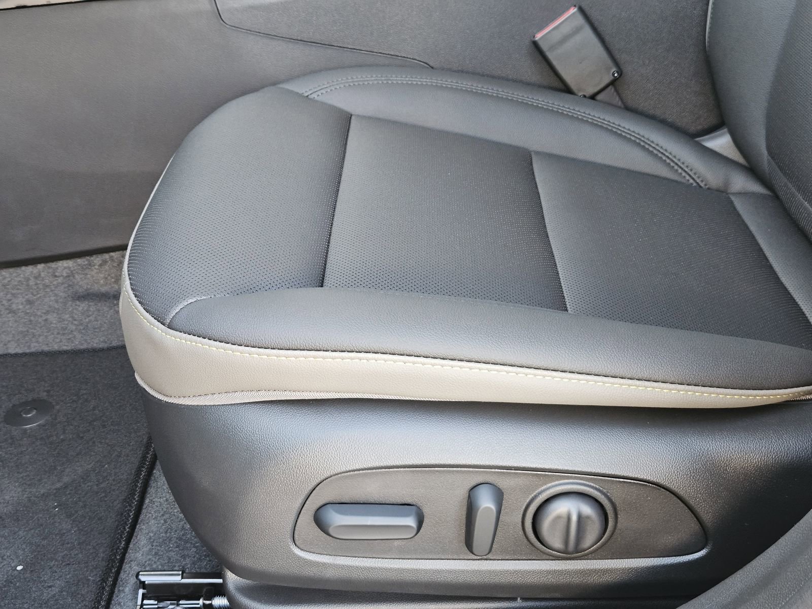 New 2026 Chevrolet Trax ACTIV w/ Sunroof Package image 25