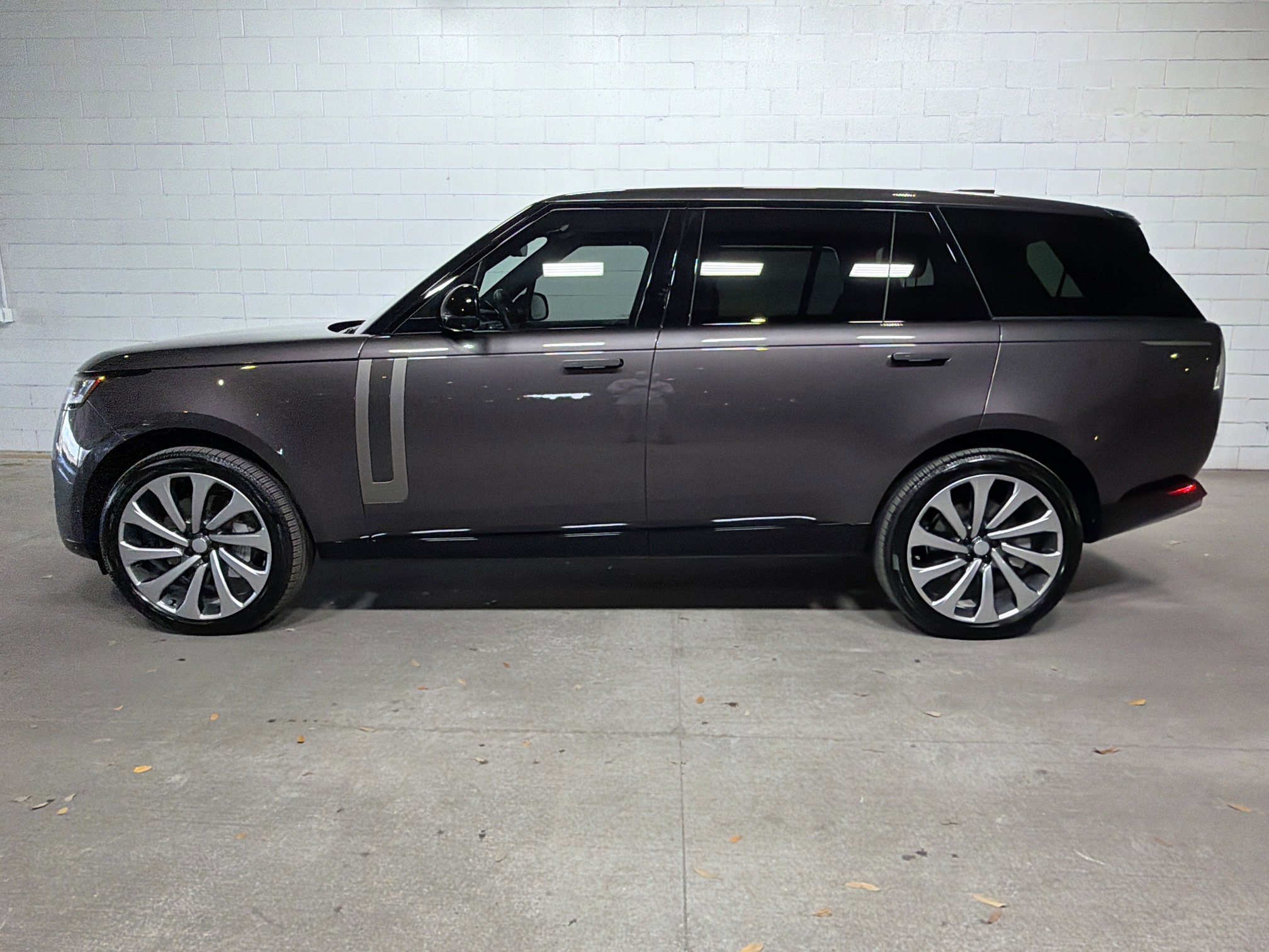 Used 2025 Land Rover Range Rover Long Wheelbase SE image 2