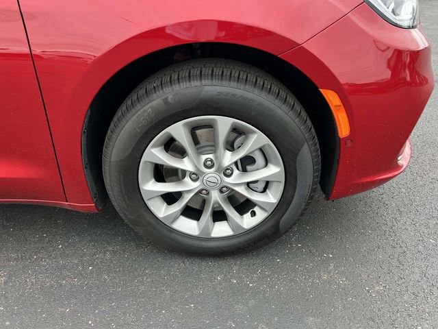 New 2025 Chrysler Pacifica Select image 13