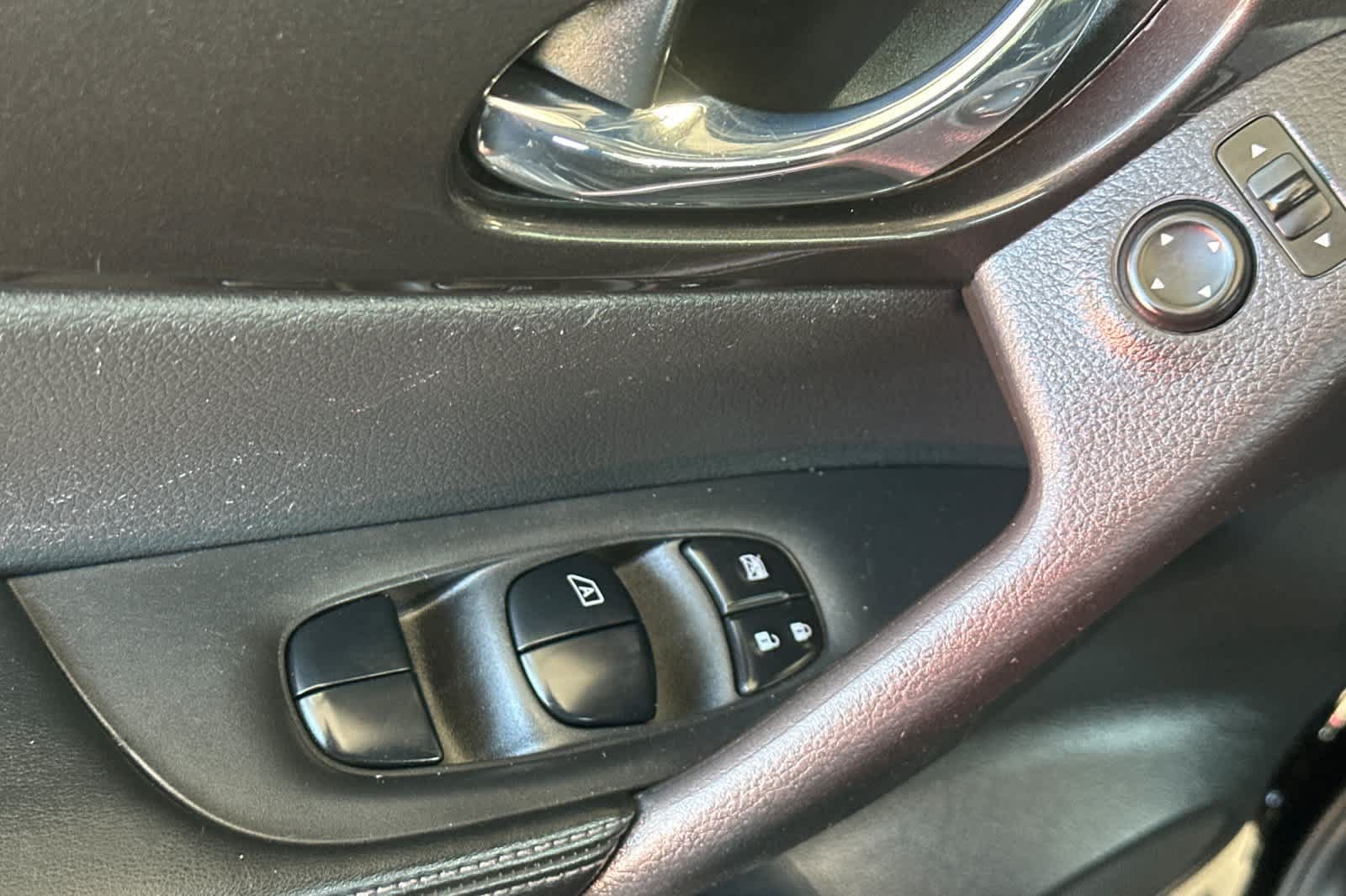 Used 2020 Nissan Rogue SV FWD image 13