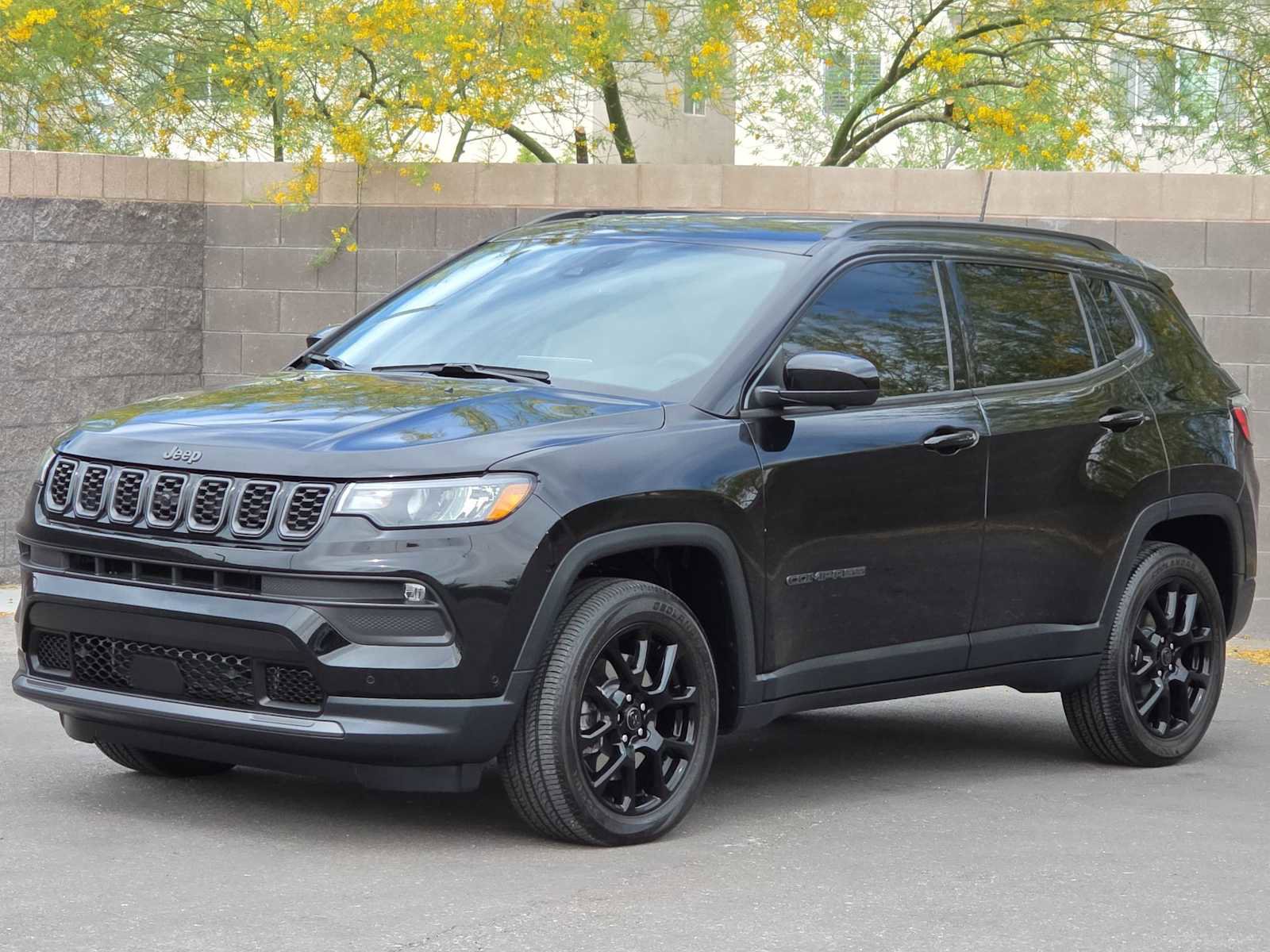 Used 2025 Jeep Compass Latitude w/ Convenience Group AWD/4WD image 5