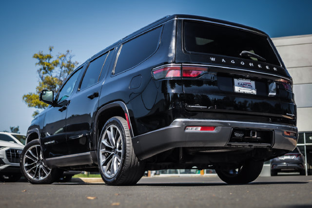 Used 2022 Jeep Wagoneer Series III w/ Premium Group I AWD/4WD image 2