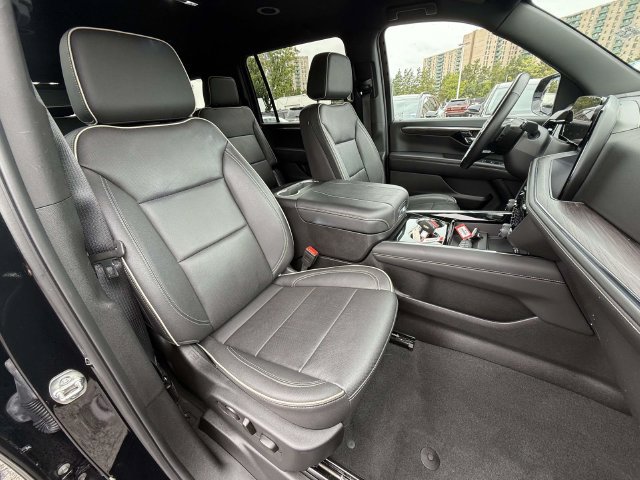 Used 2025 Chevrolet Suburban Premier AWD/4WD image 8
