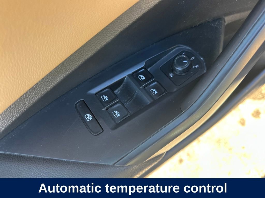 Used 2020 Volkswagen Jetta SE w/ SE Cold Weather Package image 11