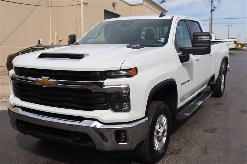 Used 2025 Chevrolet Silverado 2500 LT w/ Convenience Package AWD/4WD image 3