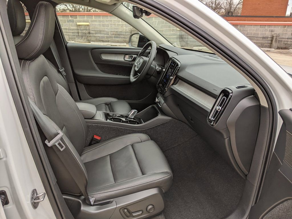Certified 2025 Volvo XC40 B5 Ultra w/ Climate Package image 22