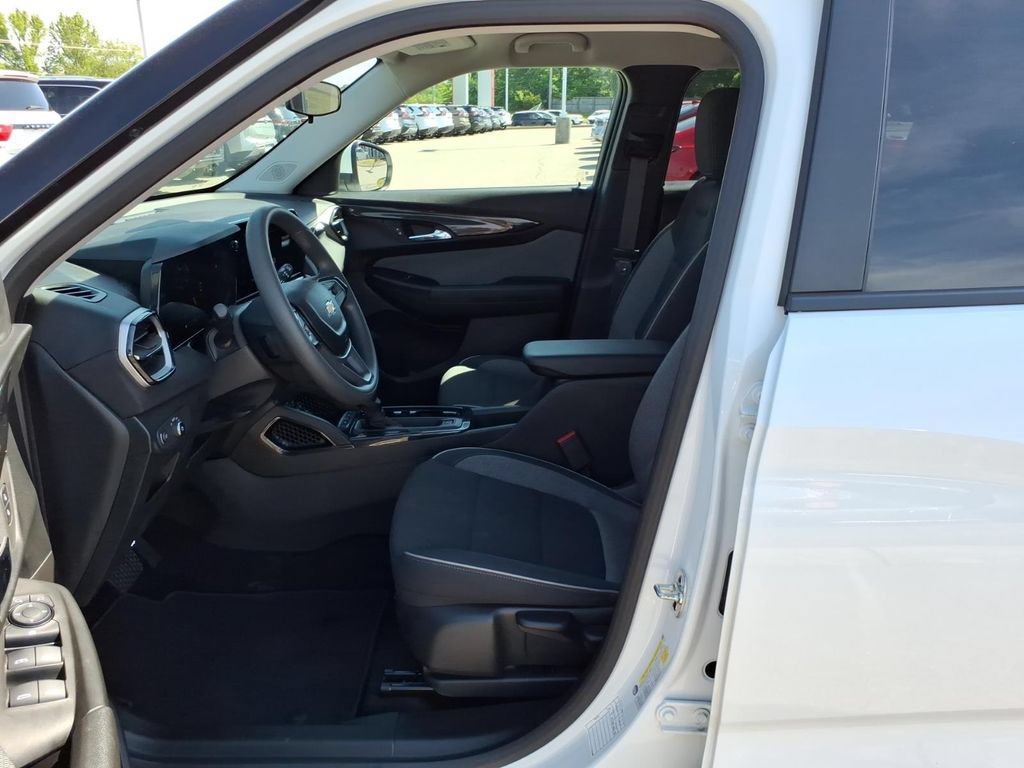 Used 2025 Chevrolet TrailBlazer LT AWD/4WD image 4