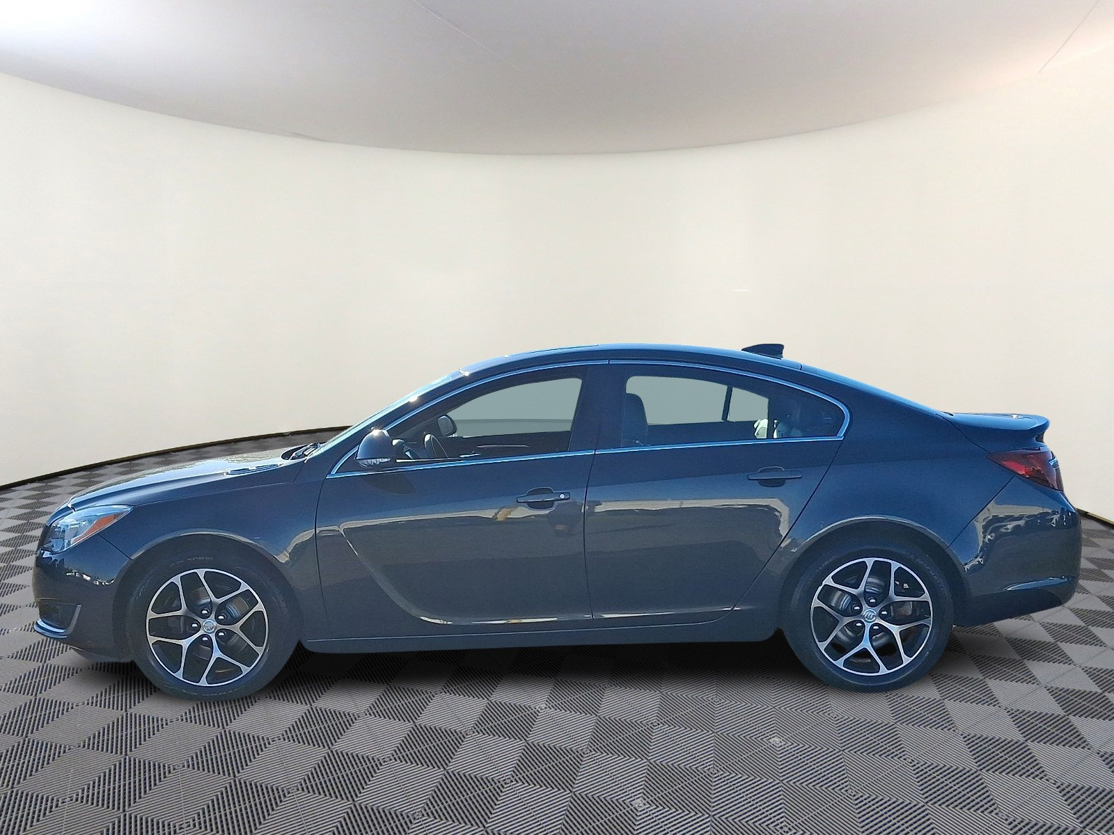 Used 2017 Buick Regal Sport Touring FWD image 4