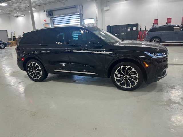 Used 2024 Lincoln Nautilus Reserve AWD/4WD image 9