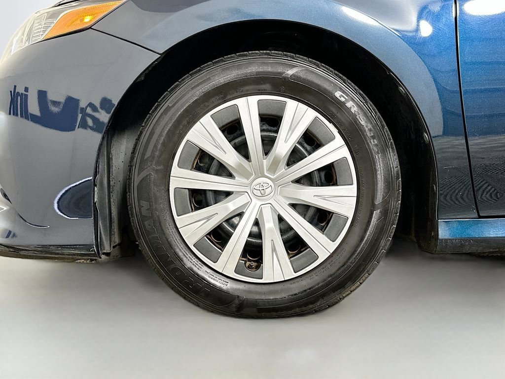 Used 2018 Toyota Camry L image 33