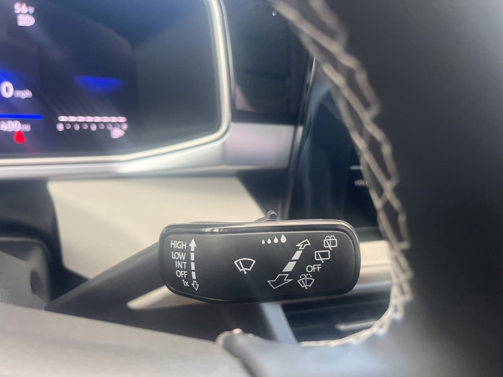 Certified 2025 Volkswagen Taos SE image 22