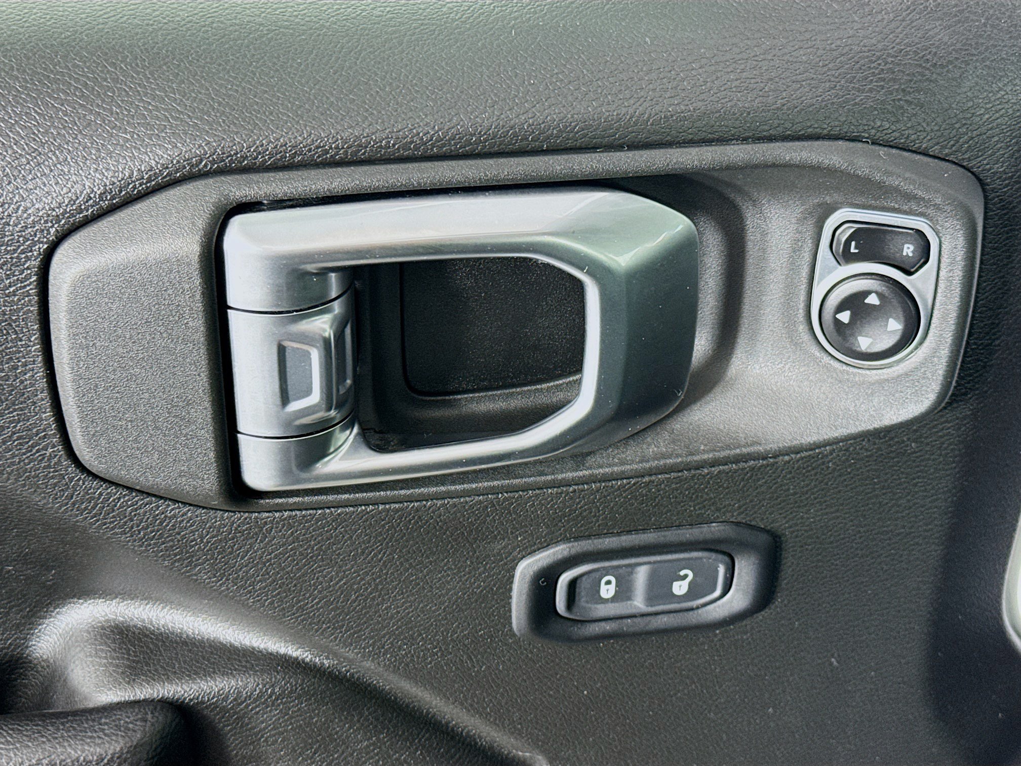 Used 2024 Jeep Wrangler Unlimited AWD/4WD image 23