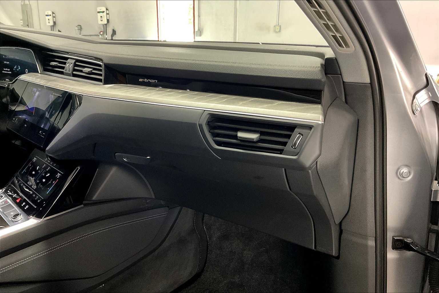 Certified 2022 Audi e-tron Premium Plus w/ Premium Plus Package image 17