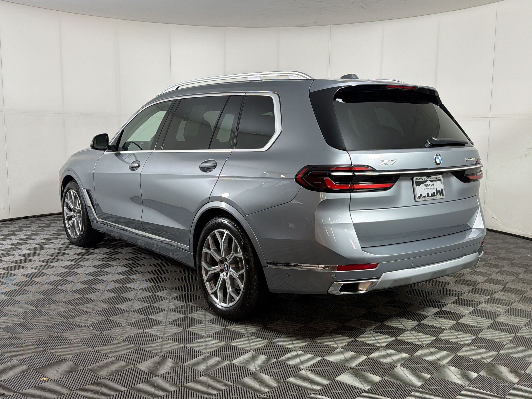 Used 2026 BMW X7 xDrive40i w/ Premium Package AWD/4WD image 3