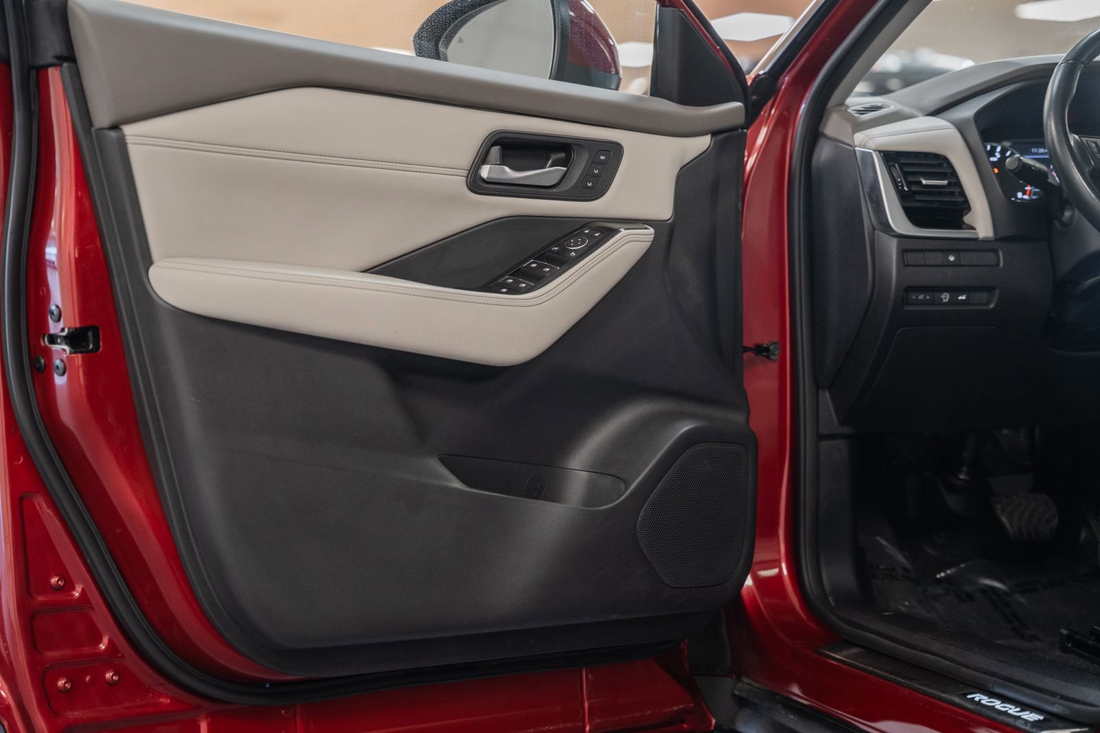 Used 2023 Nissan Rogue SL image 42