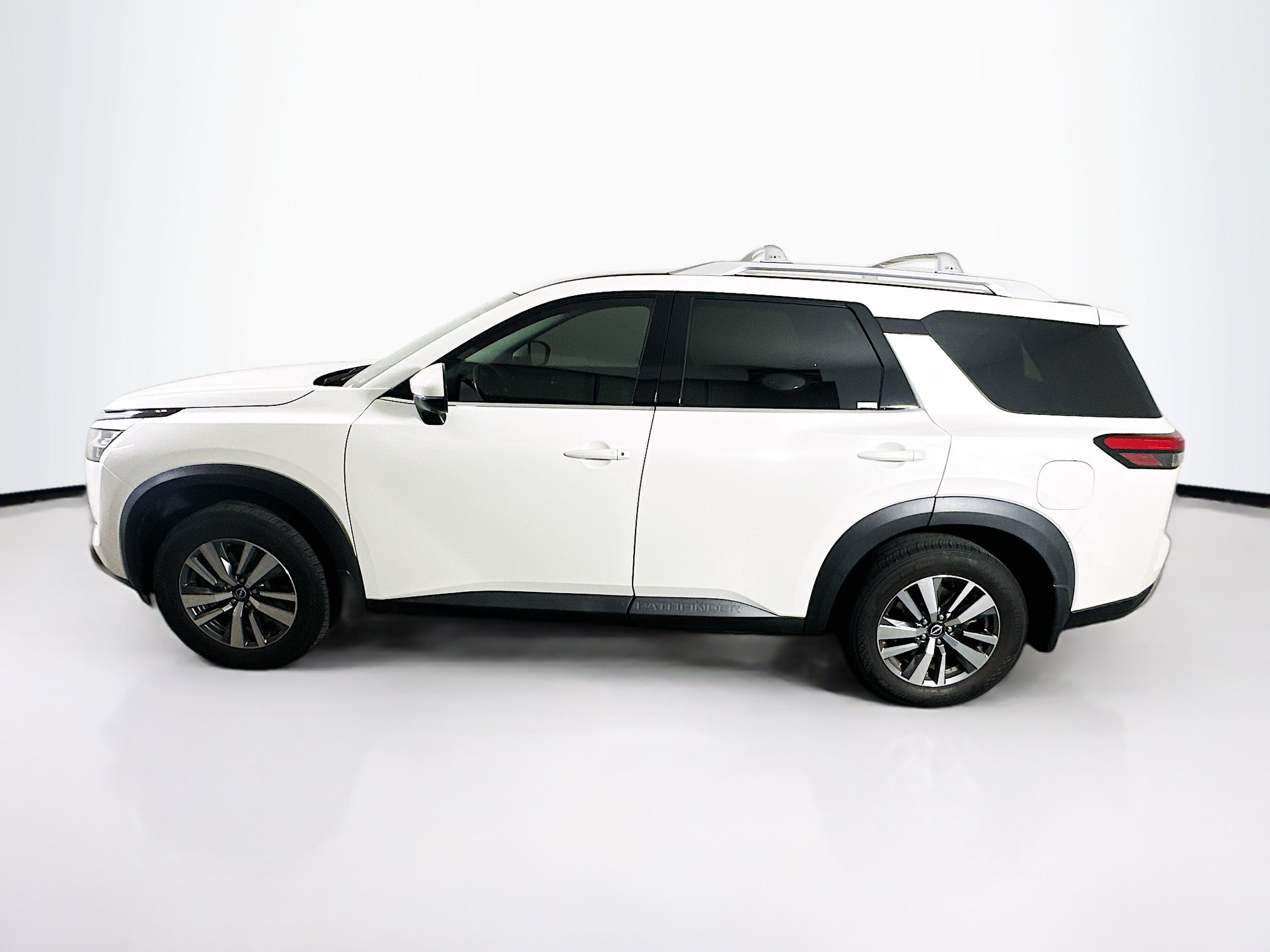Used 2023 Nissan Pathfinder SL FWD image 4