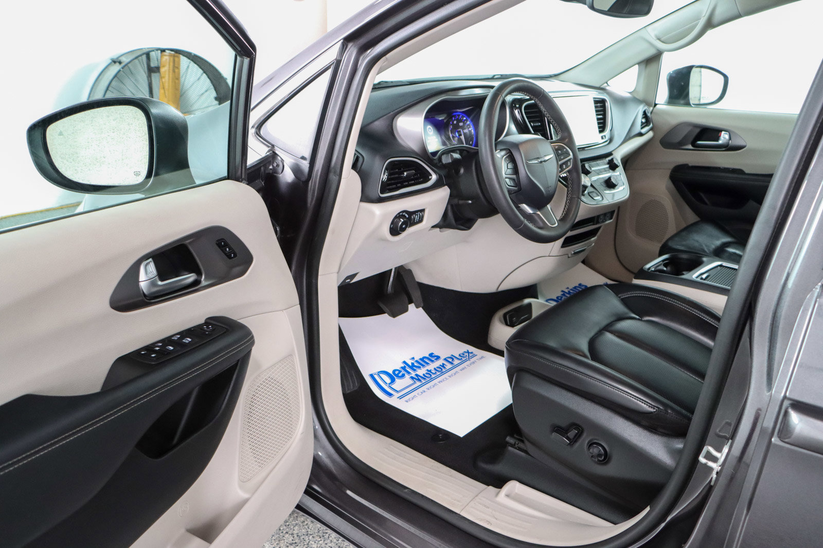 Used 2023 Chrysler Pacifica Touring-L image 3