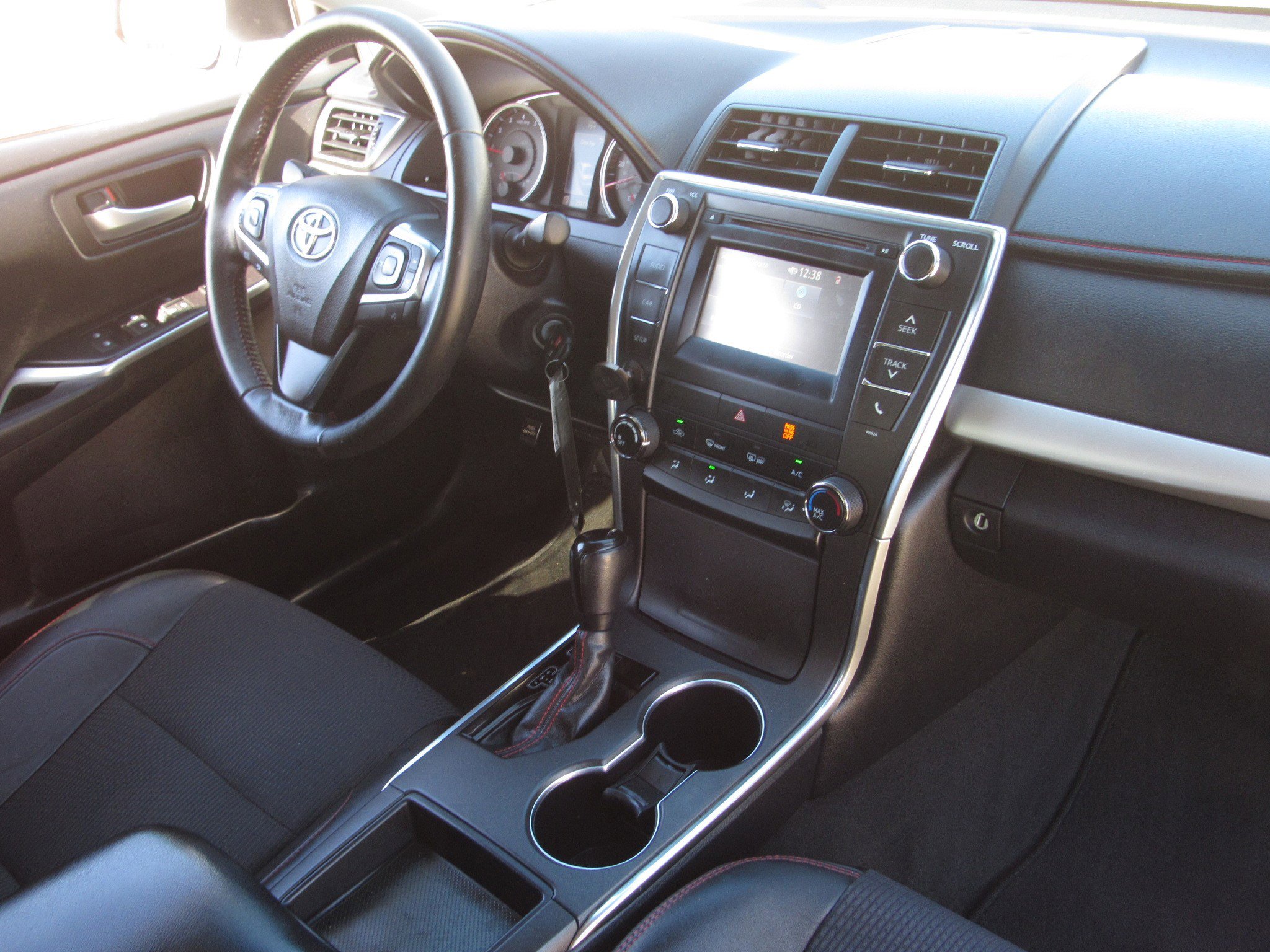 Used 2016 Toyota Camry image 9