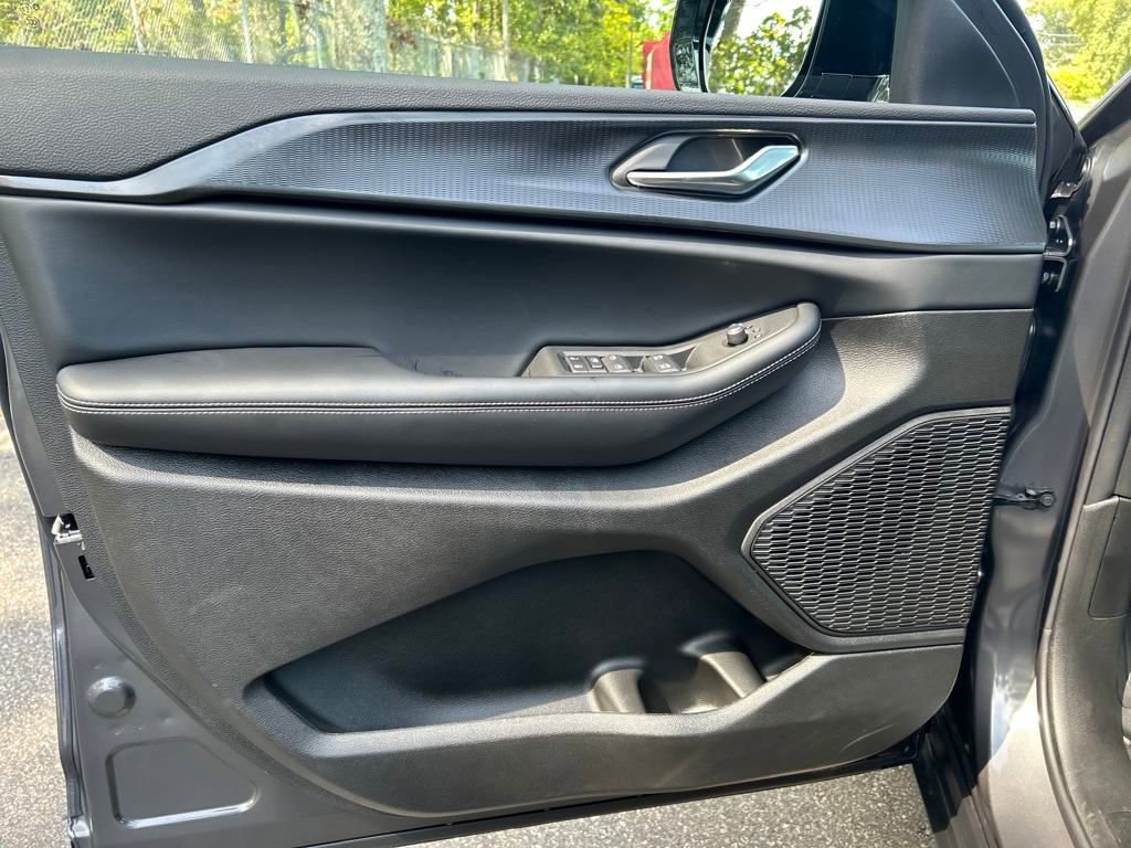 New 2025 Jeep Grand Cherokee Altitude image 11