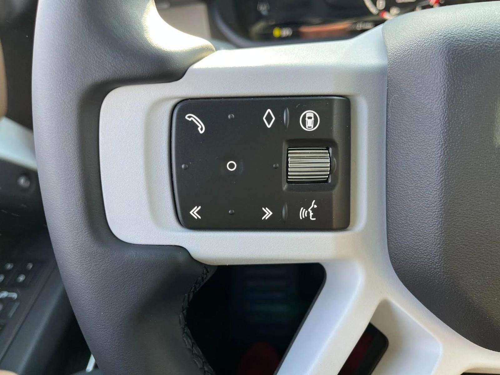 Used 2025 Land Rover Defender 110 X-Dynamic SE image 10