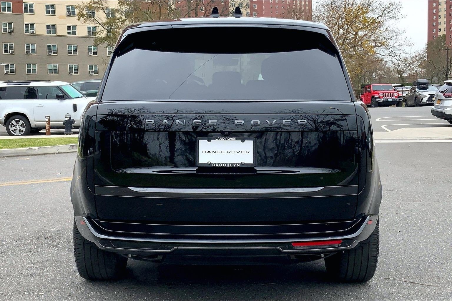 Used 2025 Land Rover Range Rover Long Wheelbase SE image 4