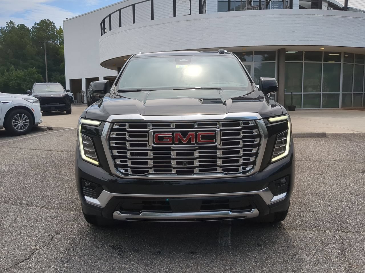 New 2026 GMC Yukon XL Denali w/ Denali Reserve Package AWD/4WD image 3