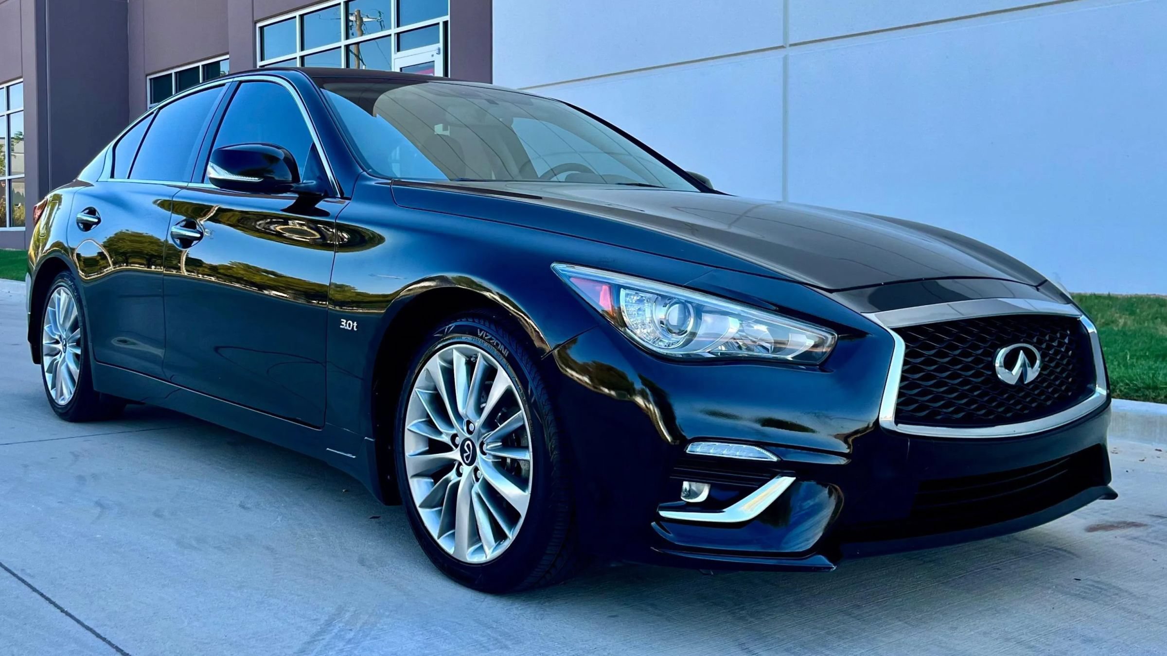 Used 2019 INFINITI Q50 Luxe w/ Essential Package (3.0T Luxe) RWD image 4