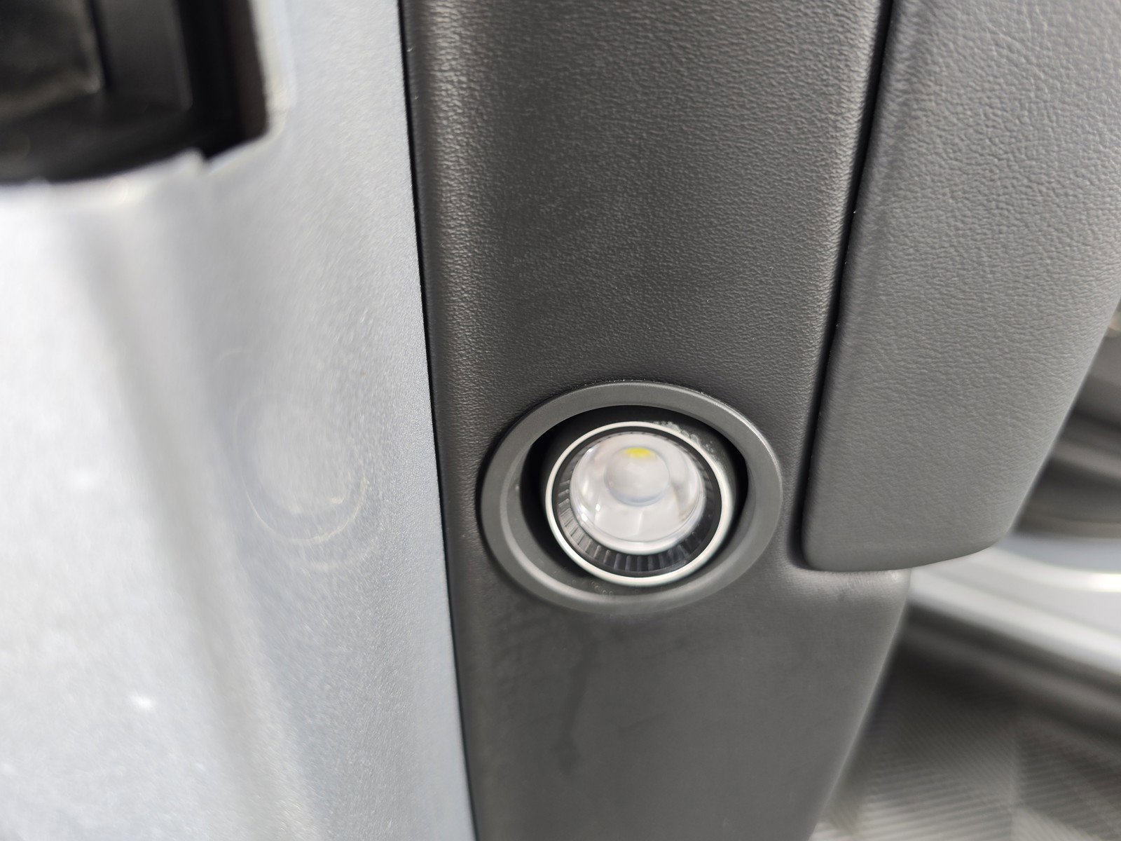Used 2024 Rivian R1S Adventure AWD/4WD image 32