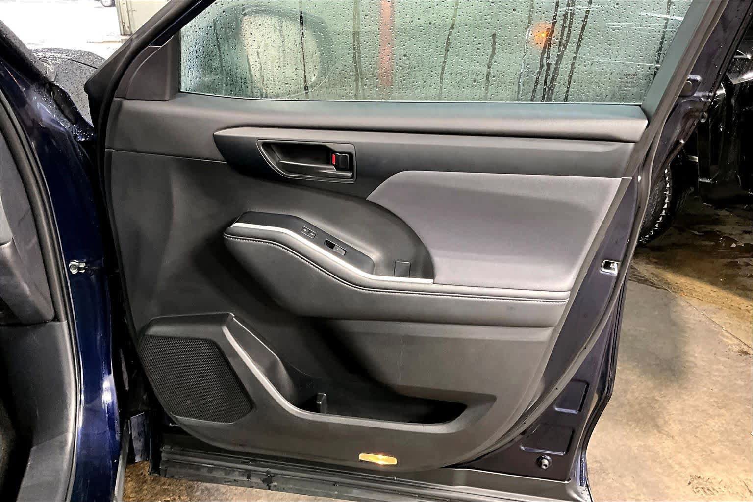 Used 2025 Toyota Highlander LE FWD image 22
