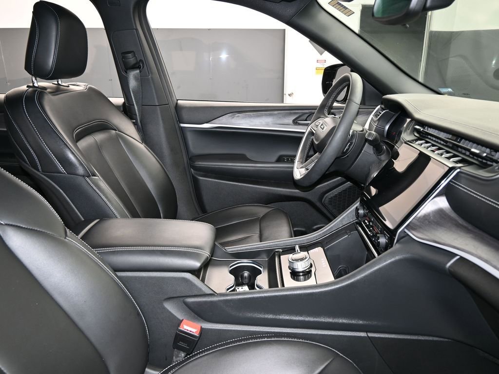 Used 2024 Jeep Grand Cherokee L Limited w/ Black Appearance Package image 46