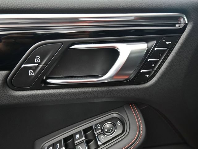 Certified 2025 Porsche Macan image 6