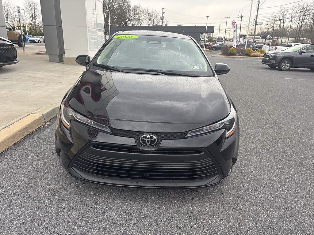 Used 2025 Toyota Corolla LE image 2