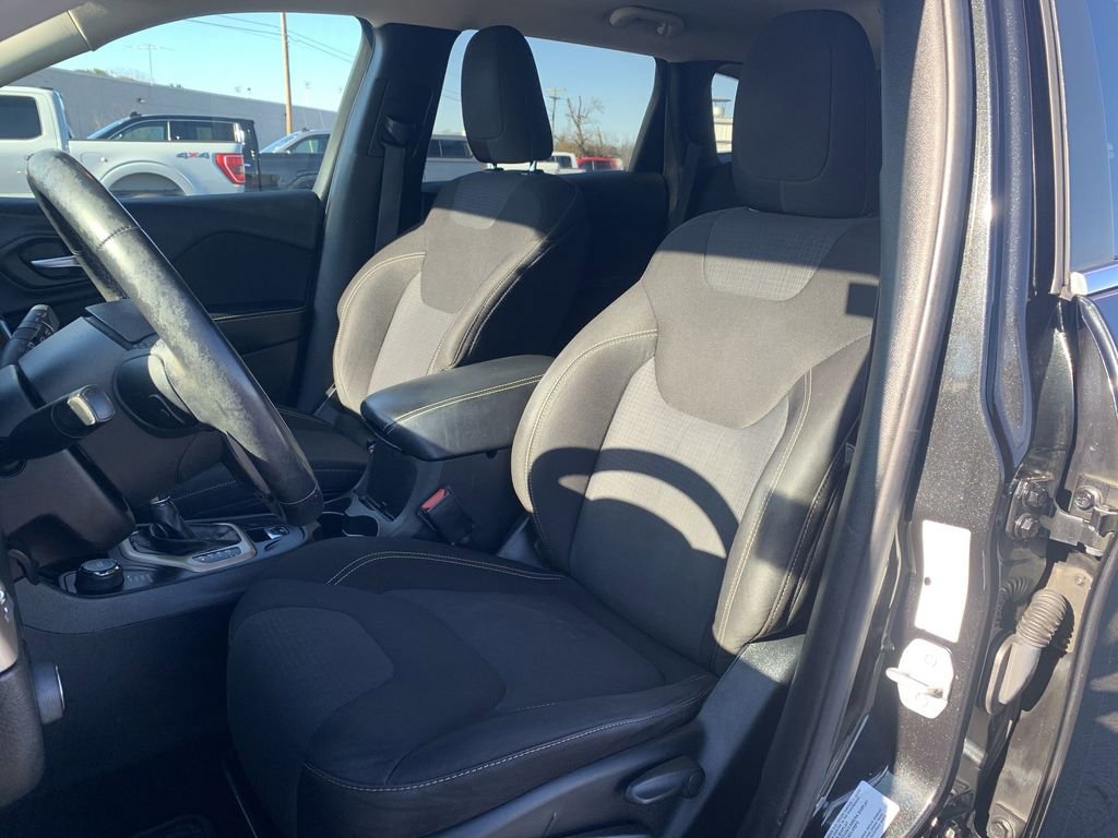 Used 2015 Jeep Cherokee Latitude w/ Cold Weather Group image 12