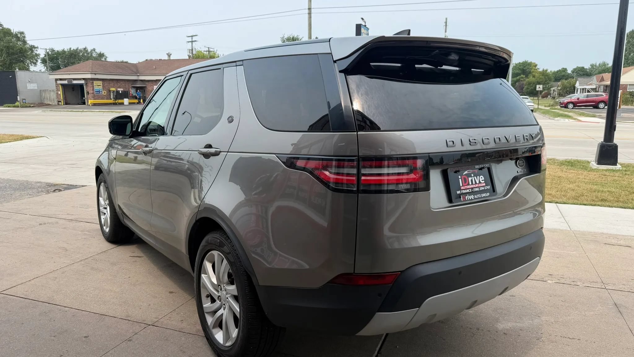 Used 2017 Land Rover Discovery HSE AWD/4WD image 7