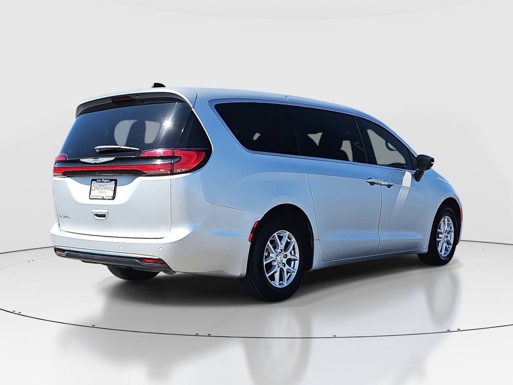 Used 2024 Chrysler Pacifica Touring-L FWD image 5