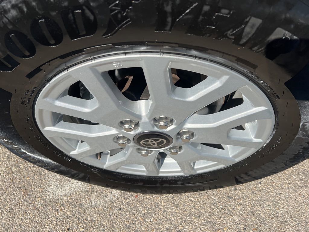 Used 2025 Toyota Tacoma SR5 AWD/4WD image 36