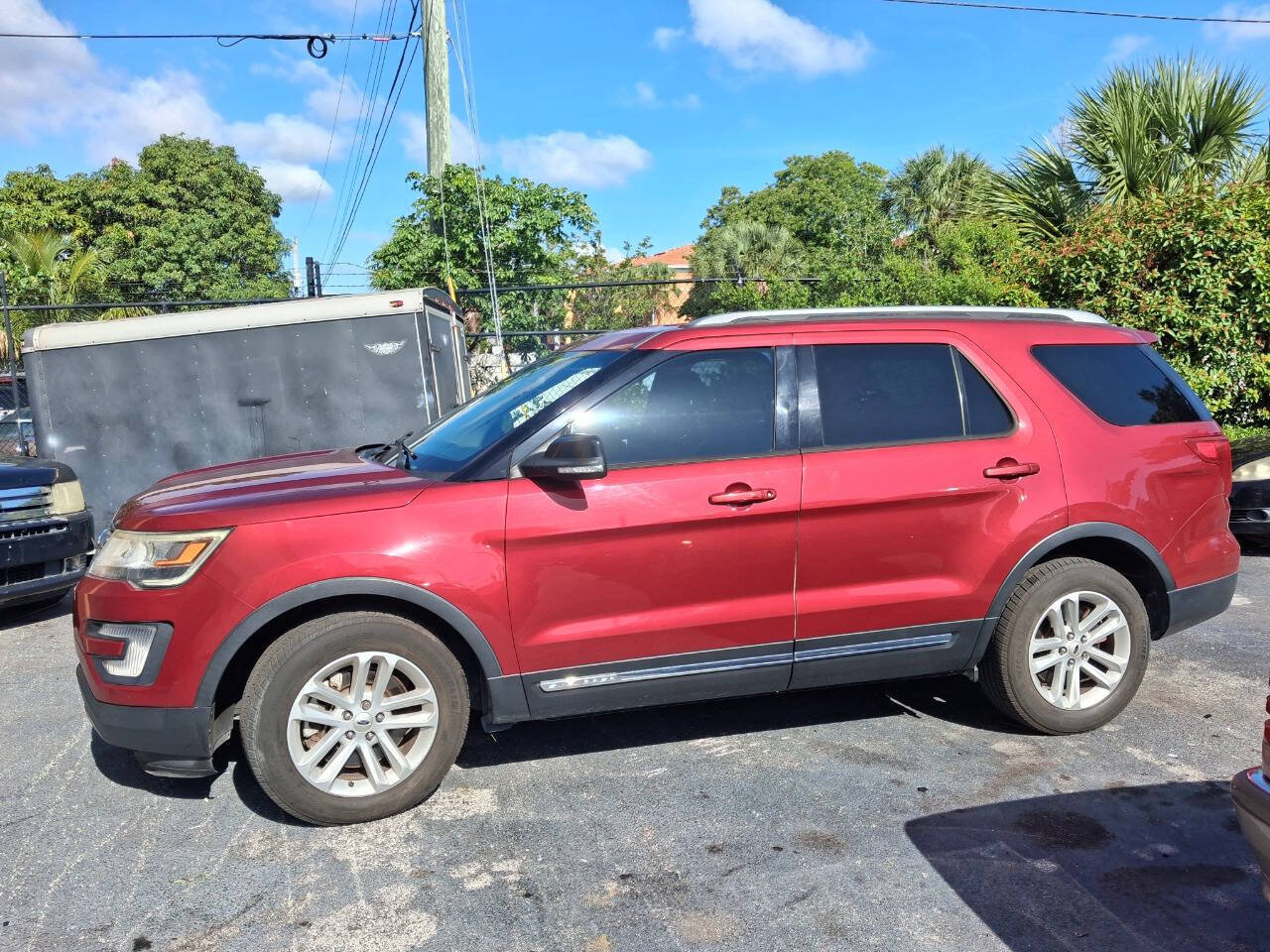 Used 2017 Ford Explorer XLT w/ Equipment Group 201A FWD image 1