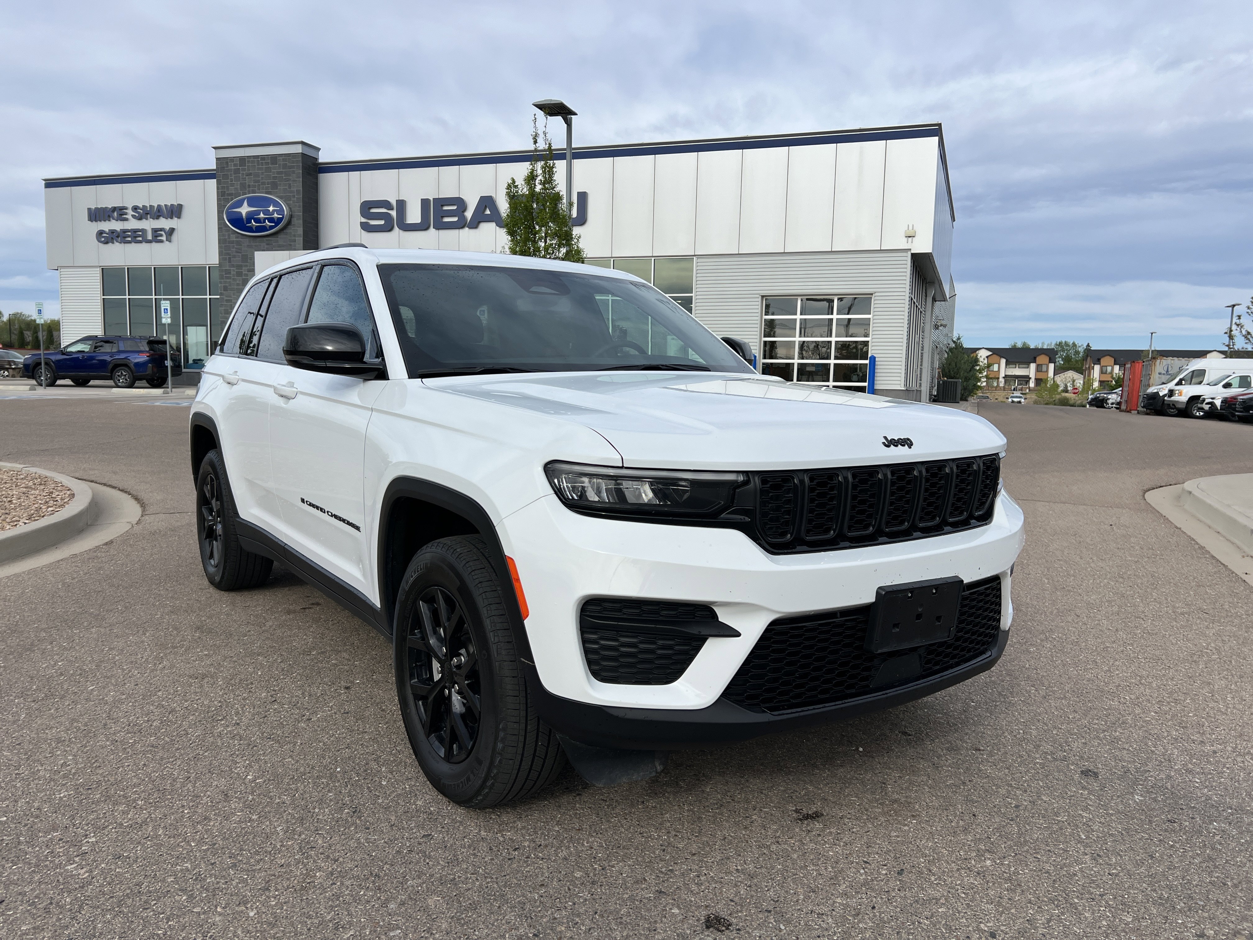 Used 2024 Jeep Grand Cherokee Altitude AWD/4WD image 8