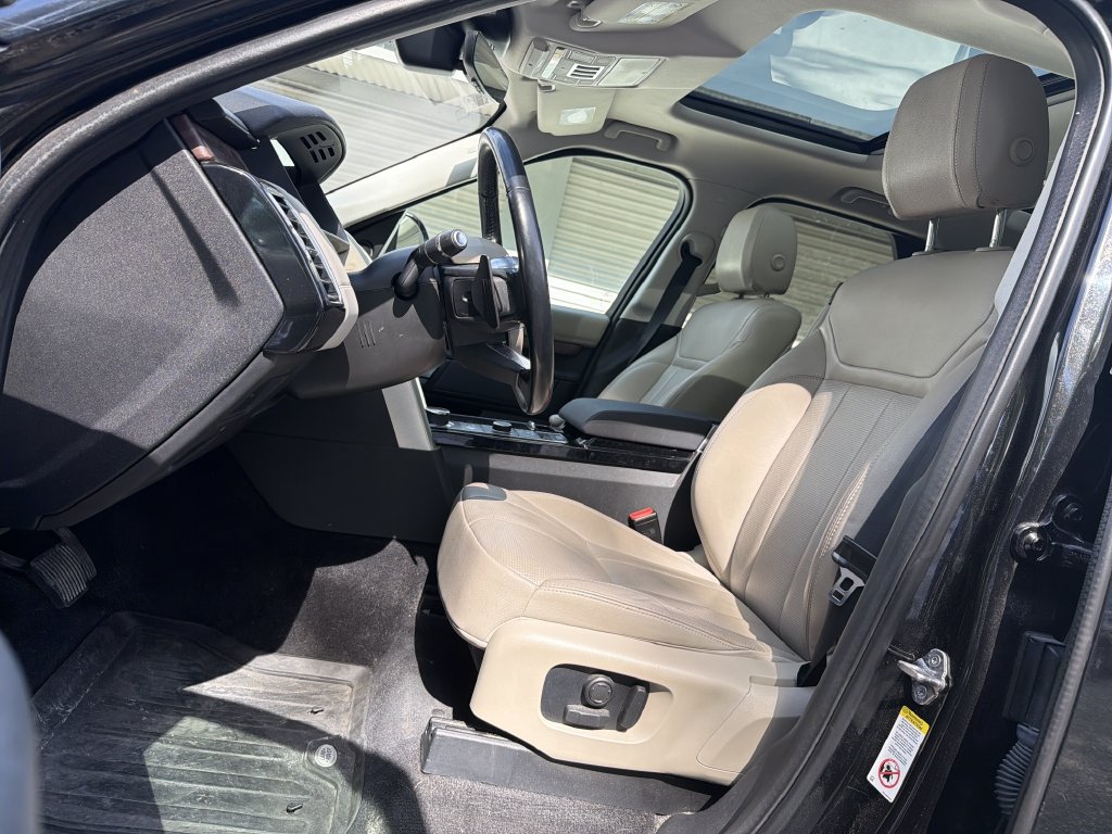 Used 2018 Land Rover Discovery HSE AWD/4WD image 16