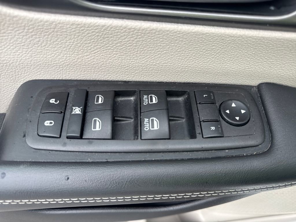 Used 2023 Chrysler Pacifica Touring-L FWD image 18