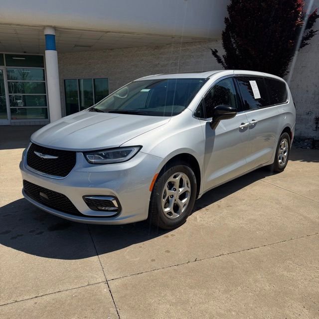 Used 2024 Chrysler Pacifica Limited FWD image 1