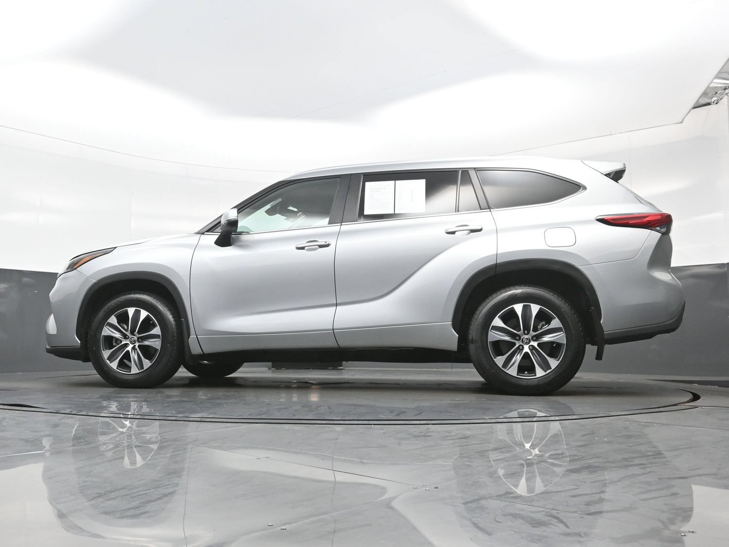 Used 2024 Toyota Highlander XLE AWD/4WD image 31