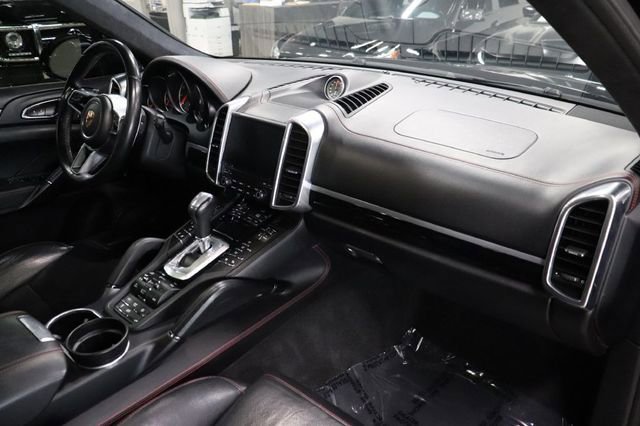Used 2017 Porsche Cayenne Turbo AWD/4WD image 26