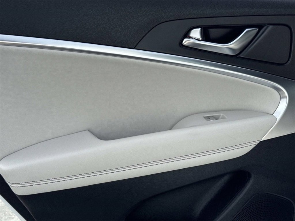 Used 2025 Genesis G70 2.5T image 23