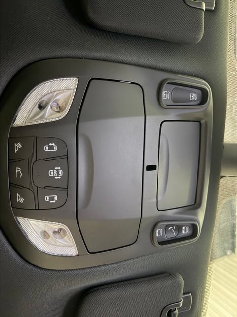 Used 2025 Chrysler Pacifica Limited AWD/4WD image 49