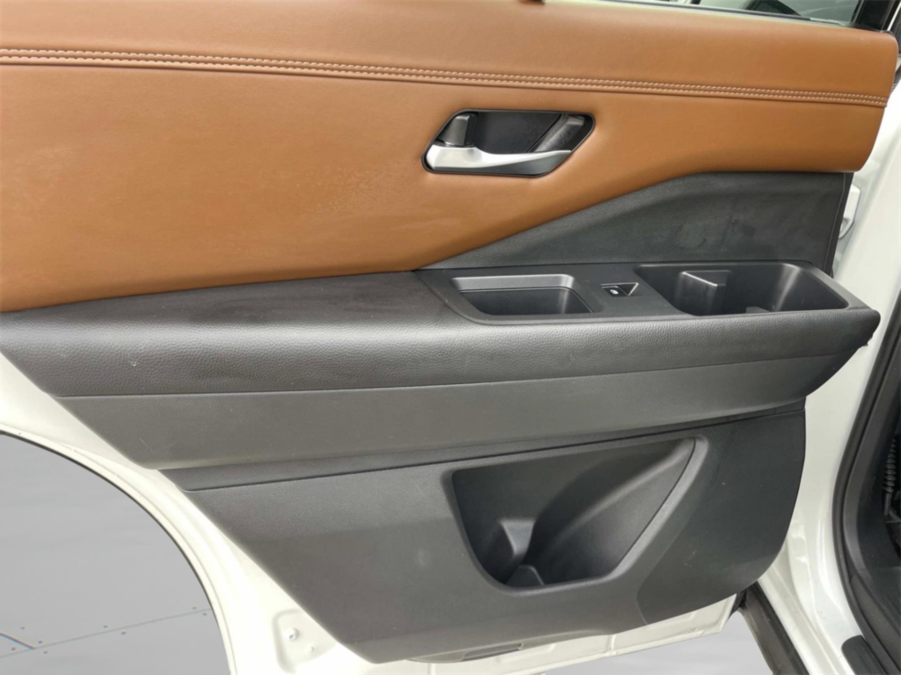 Used 2024 Nissan Pathfinder Platinum w/ Cargo Package image 13