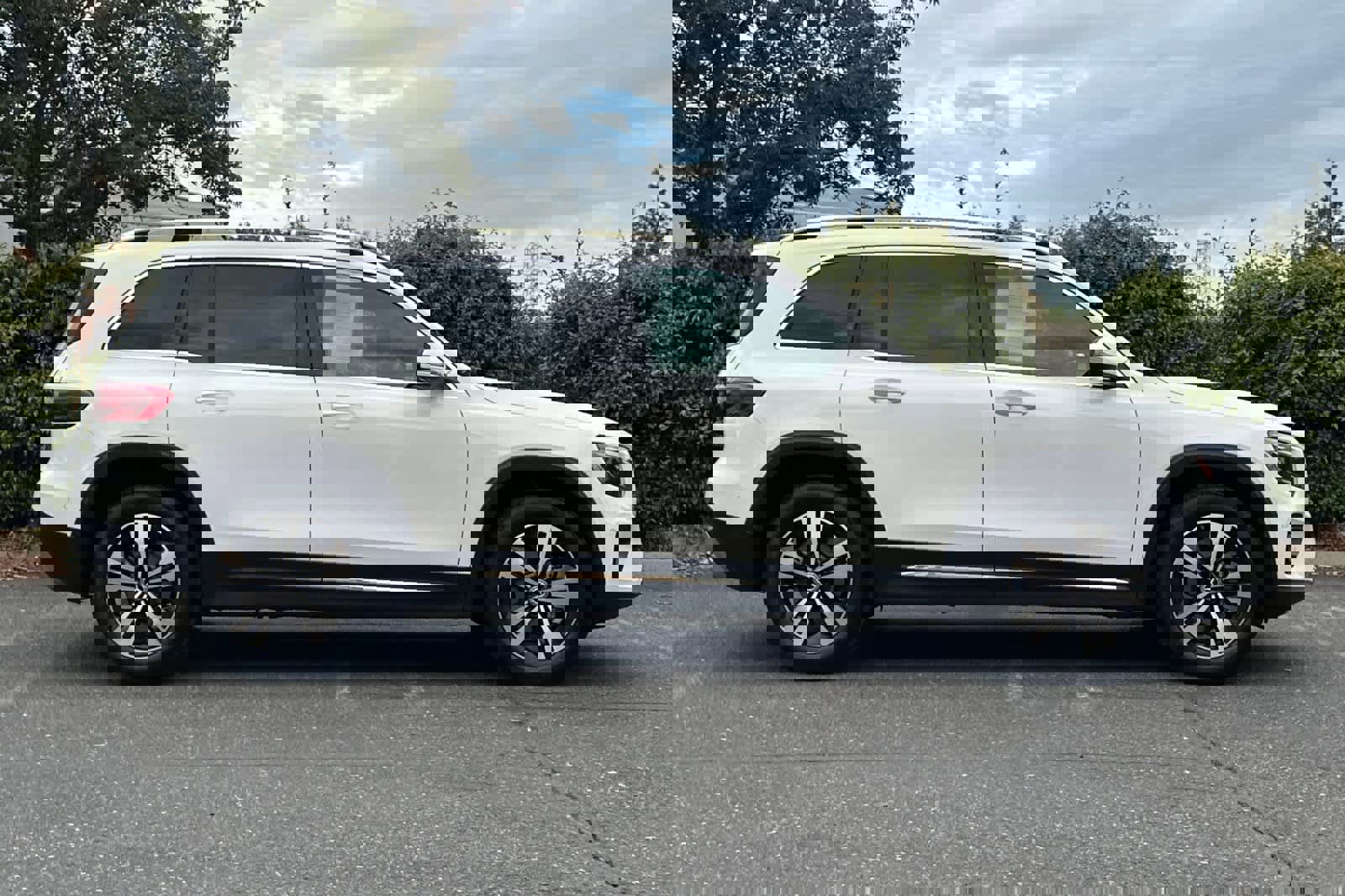 Certified 2025 Mercedes-Benz GLB 250 image 2