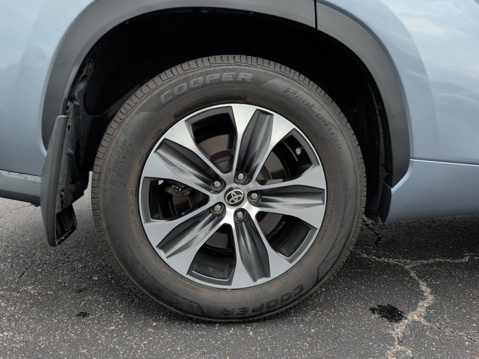 Used 2021 Toyota Highlander XLE AWD/4WD image 27